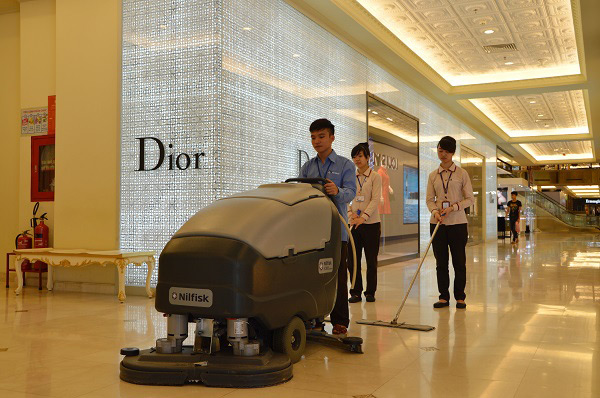 Nhân viên Pan đang vệ sinh trong trung tâm thương mại Tràng Tiền Plaza
